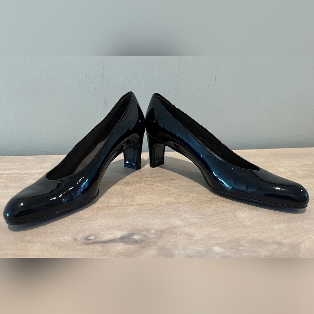 Stuart Weitzman Classic Black Patent Leather Pumps Size 7N NWOB